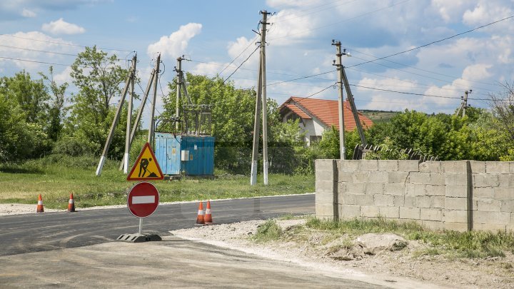 Pavel Filip inspected road repair in Drăguşeni village under Good roads for Moldova