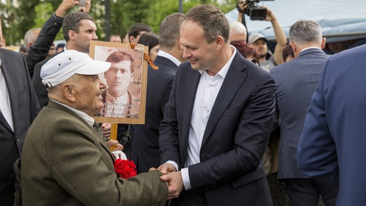 Vlad Plahotniuc celebrated Victory Day with War Veterans in front of the Nativity Cathedral (PHOTOREPORT)