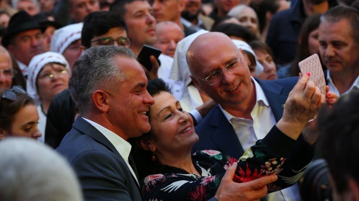 Vlad Plahotniuc was surrounded by people at the concert organized for May 9. Everyone wanted to take a picture