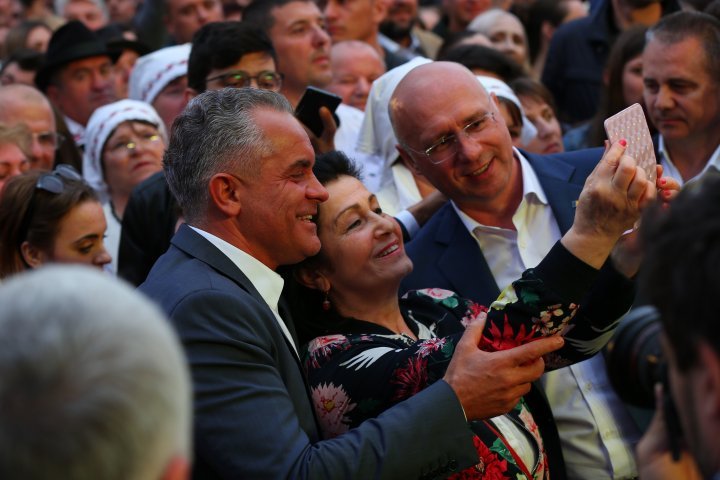 Vlad Plahotniuc was surrounded by people at the concert organized for May 9. Everyone wanted to take a picture