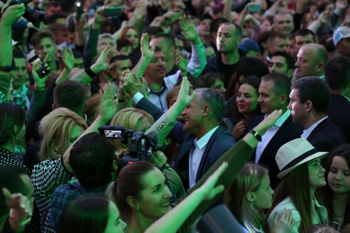 Vlad Plahotniuc was surrounded by people at the concert organized for May 9. Everyone wanted to take a picture