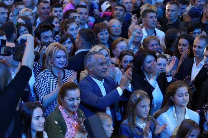 Vlad Plahotniuc was surrounded by people at the concert organized for May 9. Everyone wanted to take a picture