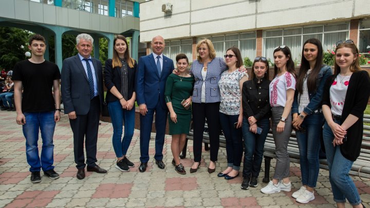 Premier Pavel Filip and Commissioner Corina Crețu hold public lecture with students 