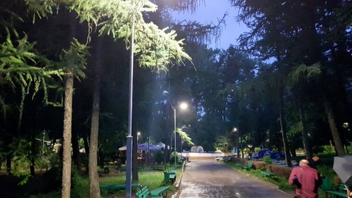 After over 30 years of darkness, Râşcani park from Capital will be illuminated at night