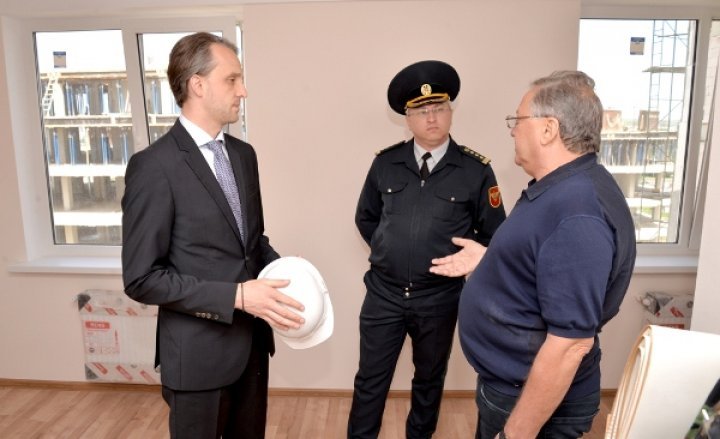 Eugen Sturza inspected construction works of service apartments for militants on Nicolae Testemițanu st. 