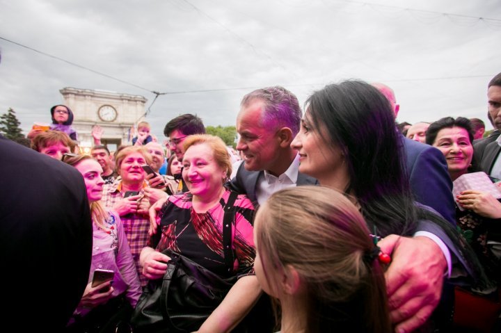 Vlad Plahotniuc was surrounded by people at the concert organized for May 9. Everyone wanted to take a picture