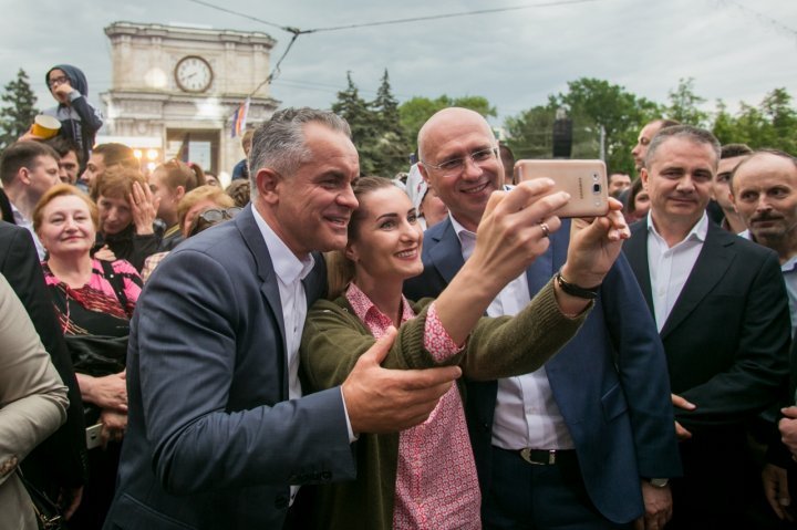 Vlad Plahotniuc was surrounded by people at the concert organized for May 9. Everyone wanted to take a picture