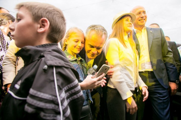 Vlad Plahotniuc was surrounded by people at the concert organized for May 9. Everyone wanted to take a picture