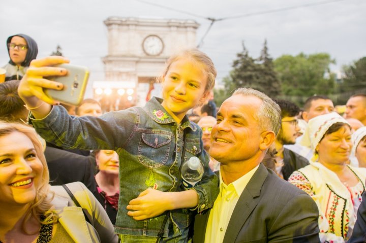 Vlad Plahotniuc was surrounded by people at the concert organized for May 9. Everyone wanted to take a picture