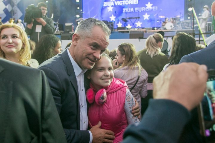 Vlad Plahotniuc was surrounded by people at the concert organized for May 9. Everyone wanted to take a picture