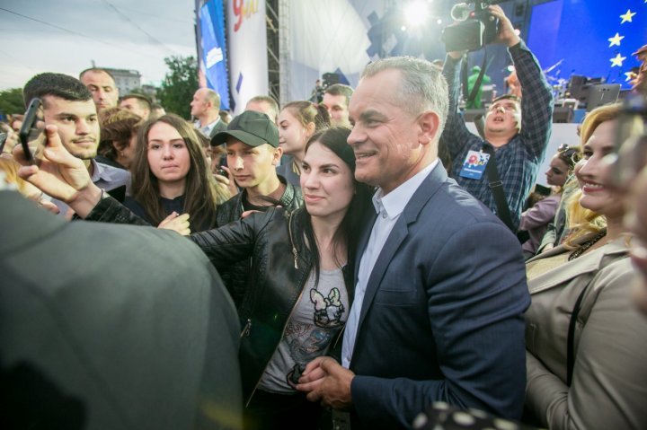 Vlad Plahotniuc was surrounded by people at the concert organized for May 9. Everyone wanted to take a picture