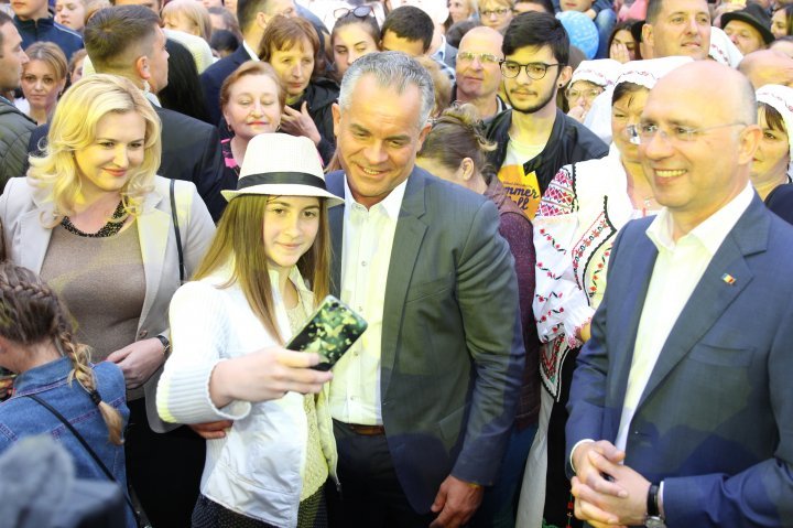 Vlad Plahotniuc was surrounded by people at the concert organized for May 9. Everyone wanted to take a picture