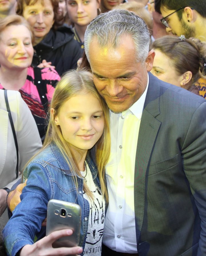 Vlad Plahotniuc was surrounded by people at the concert organized for May 9. Everyone wanted to take a picture