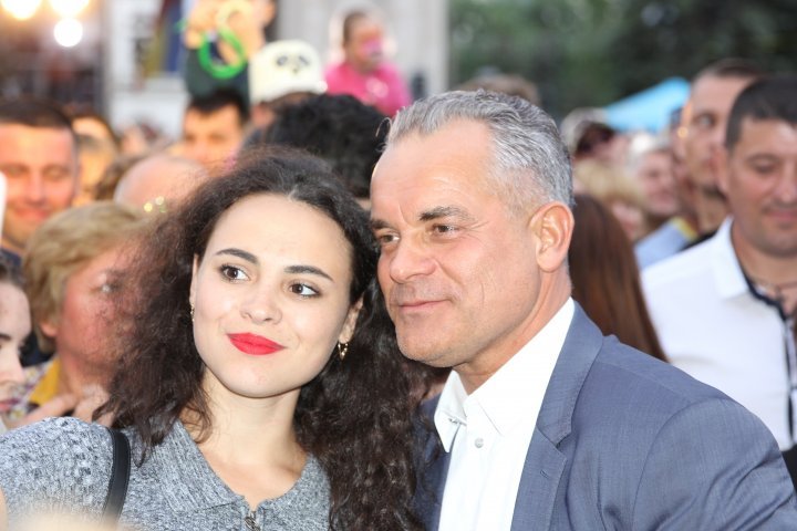 Vlad Plahotniuc was surrounded by people at the concert organized for May 9. Everyone wanted to take a picture