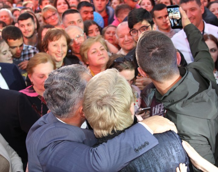 Vlad Plahotniuc was surrounded by people at the concert organized for May 9. Everyone wanted to take a picture