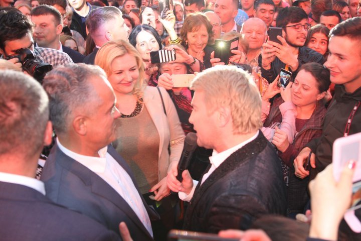 Vlad Plahotniuc was surrounded by people at the concert organized for May 9. Everyone wanted to take a picture