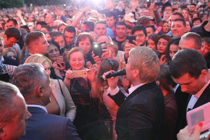 Vlad Plahotniuc was surrounded by people at the concert organized for May 9. Everyone wanted to take a picture