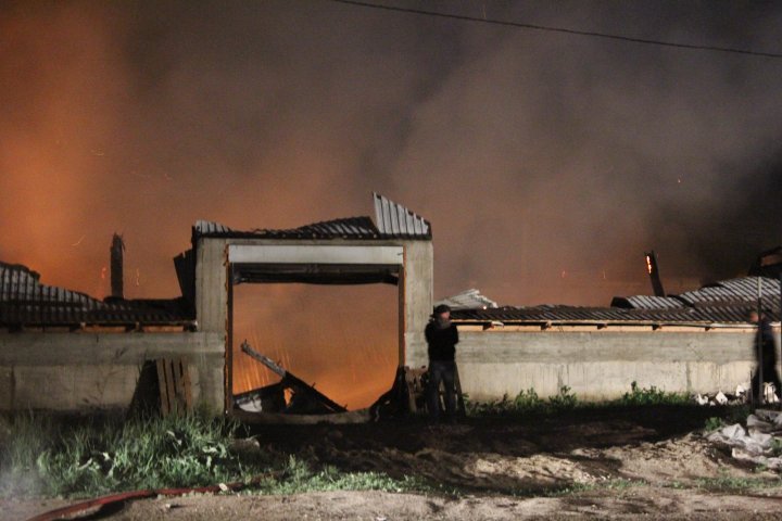 Storage near Straseni bus terminal caught fire. Aftermath in pictures 