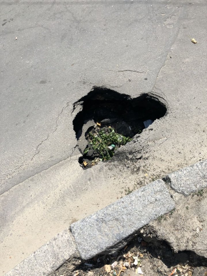 Large pit appears on Ismail st. in Capital 