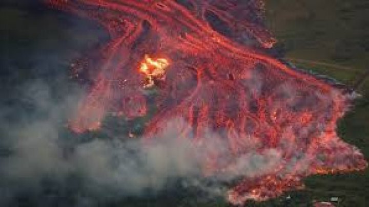 Hawaii volcano: Man suffers serious leg injury as lava bomb threatens escape routes