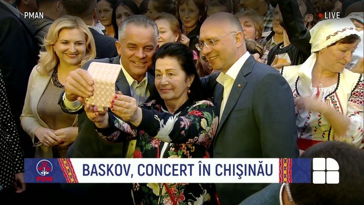 Vlad Plahotniuc was surrounded by people at the concert organized for May 9. Everyone wanted to take a picture