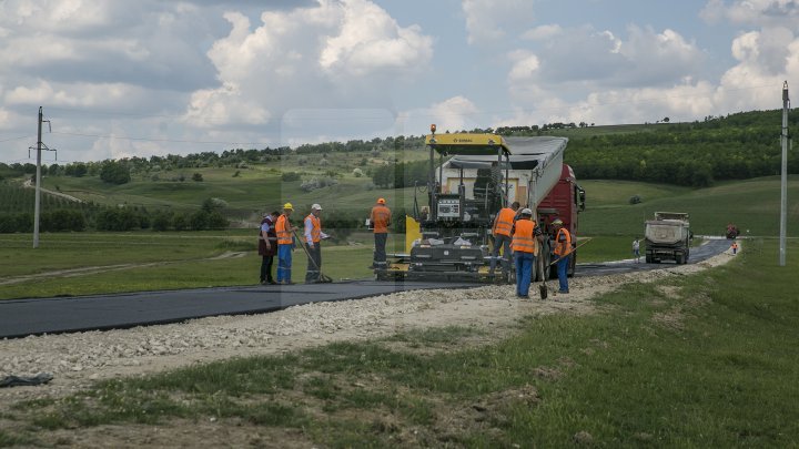 Pavel Filip inspected road repair in Drăguşeni village under Good roads for Moldova