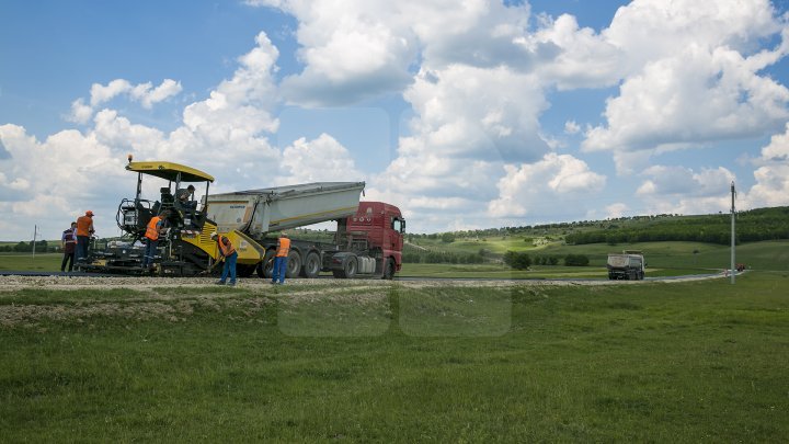 Pavel Filip inspected road repair in Drăguşeni village under Good roads for Moldova