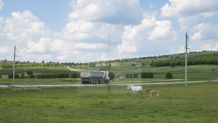 Pavel Filip inspected road repair in Drăguşeni village under Good roads for Moldova