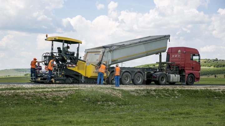 Pavel Filip inspected road repair in Drăguşeni village under Good roads for Moldova