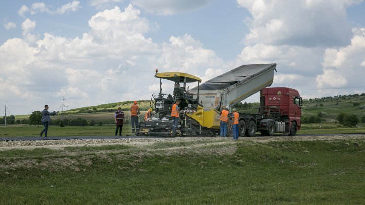 Pavel Filip inspected road repair in Drăguşeni village under Good roads for Moldova