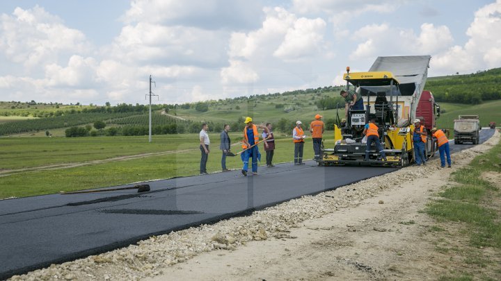 Pavel Filip inspected road repair in Drăguşeni village under Good roads for Moldova