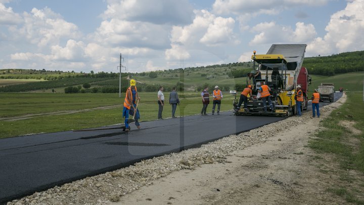 Pavel Filip inspected road repair in Drăguşeni village under Good roads for Moldova