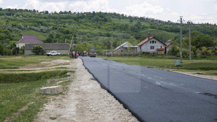 Pavel Filip inspected road repair in Drăguşeni village under Good roads for Moldova