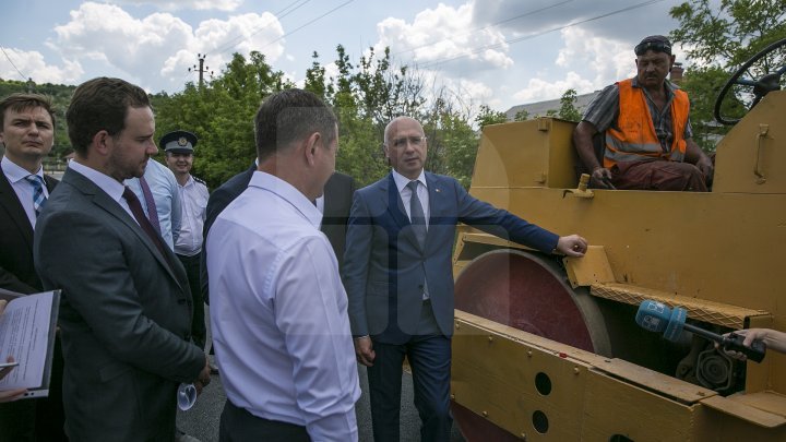 Pavel Filip inspected road repair in Drăguşeni village under Good roads for Moldova