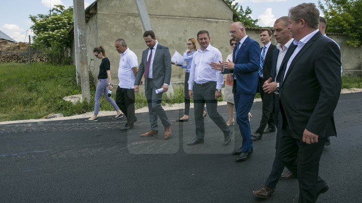 Pavel Filip inspected road repair in Drăguşeni village under Good roads for Moldova