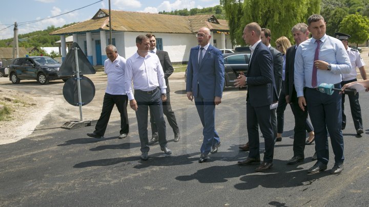 Pavel Filip inspected road repair in Drăguşeni village under Good roads for Moldova