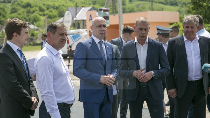 Pavel Filip inspected road repair in Drăguşeni village under Good roads for Moldova