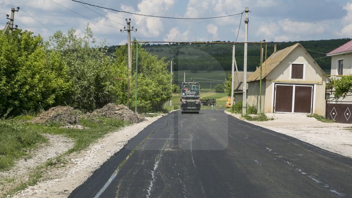 Pavel Filip inspected road repair in Drăguşeni village under Good roads for Moldova