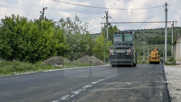 Pavel Filip inspected road repair in Drăguşeni village under Good roads for Moldova