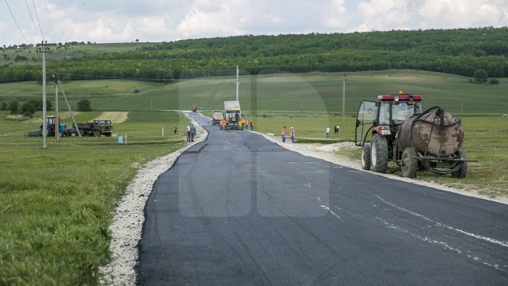 Pavel Filip inspected road repair in Drăguşeni village under Good roads for Moldova