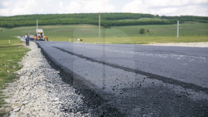 Pavel Filip inspected road repair in Drăguşeni village under Good roads for Moldova