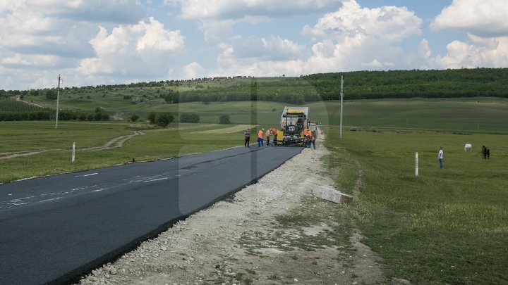 Pavel Filip inspected road repair in Drăguşeni village under Good roads for Moldova