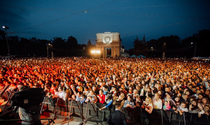 Grand concert held for May 9 in Chisinau. Over 50 000 people came to the event (PHOTOREPORT)