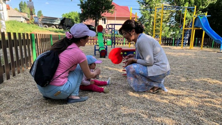 Campaign Do Something Good for Chisinau, launched by Silvia Radu: New playground set up in Buiucani