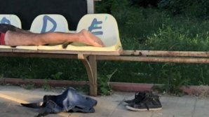 Shameless! Man from Capital is sleeping naked on chairs from bus stop (PHOTO)