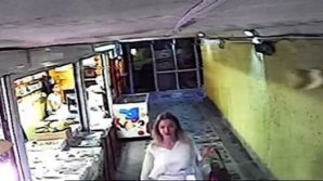 Young girl took wallet that doesn't belong to her from Capital subway (PHOTO)