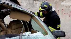 Car crash in Căușeni. Injured driver got stuck in the car after colliding with a pillar