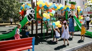 Children in Mărculeşti glad with new playground set up thanks to Parliament Deputy 