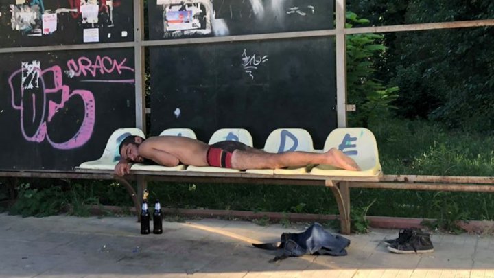 Shameless! Man from Capital is sleeping naked on chairs from bus stop (PHOTO)