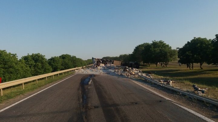 Terrible accident near Leuseni. Truck containing 22 tones of jars overturned (PHOTO/VIDEO)